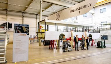 Medewerkers bij de productielijn van Ebusco (foto: ANP).