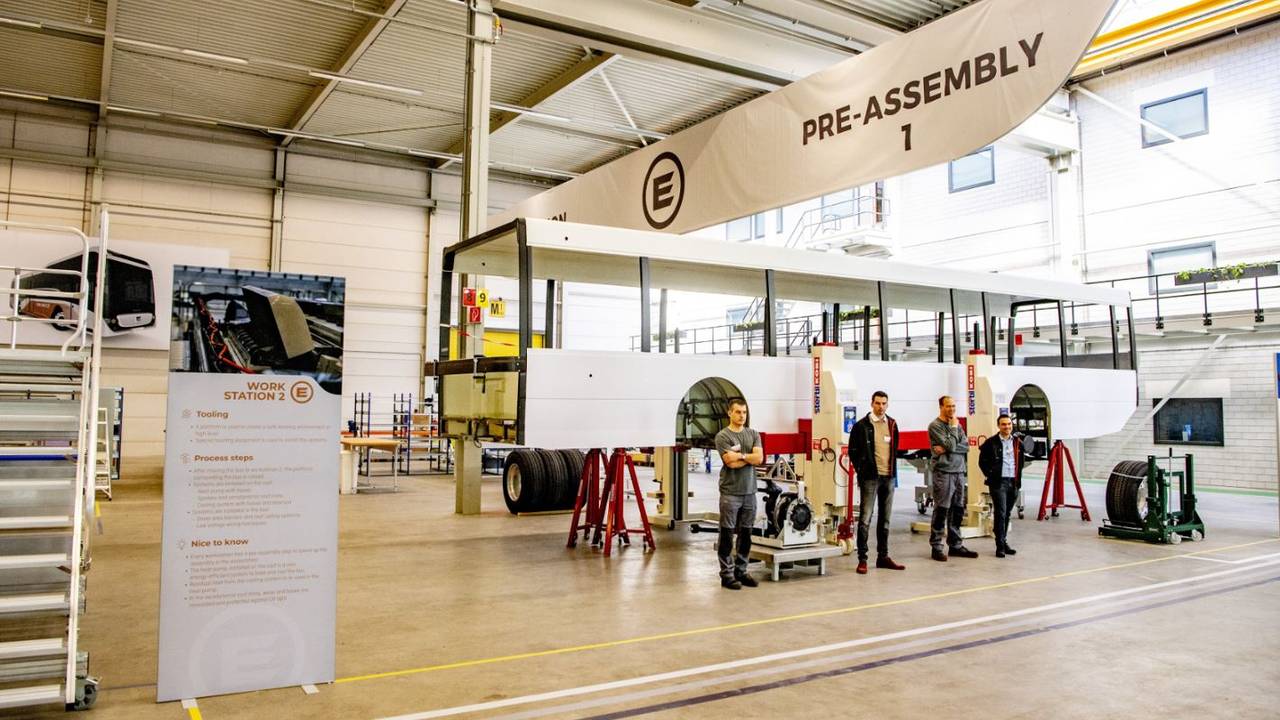Medewerkers bij de productielijn van Ebusco (foto: ANP).
