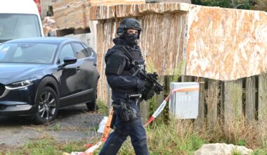 De omgeving van de loods in Zundert werd zwaar beveiligd (foto: Perry Roovers/SQ Vision).