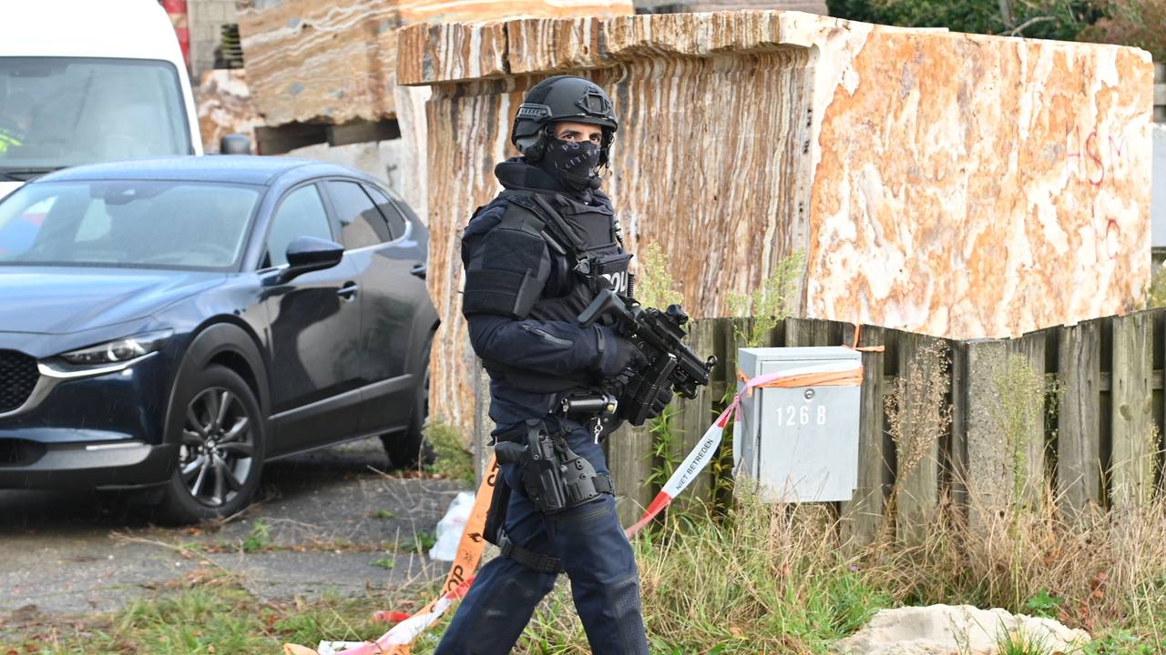 De omgeving van de loods in Zundert werd zwaar beveiligd (foto: Perry Roovers/SQ Vision).