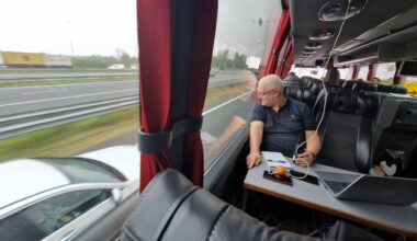 Zo ben je er gloeiend bij als bestuurder met een mobieltje in de hand (foto: Omroep Brabant)