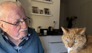 Henk Kole met zijn onafscheidelijke poes mevrouw Jansen (foto: Yolanda Kole).