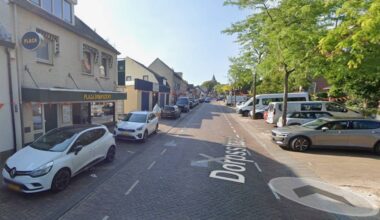 De ruzie ontstond in de Dorpsstaat in Halsteren toen er even geen parkeerplek te vinden was (foto: Google Maps).