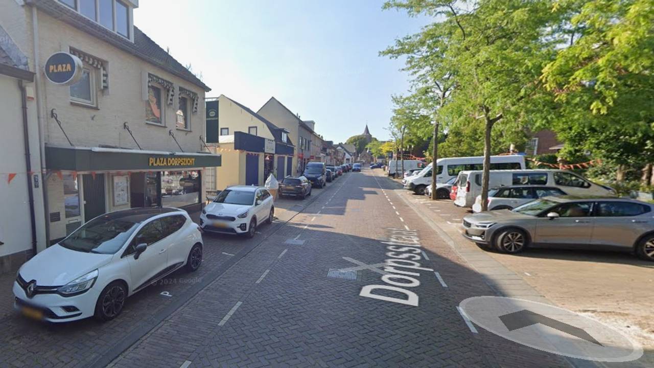 De ruzie ontstond in de Dorpsstaat in Halsteren toen er even geen parkeerplek te vinden was (foto: Google Maps).