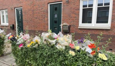 De bloemenzee voor het huis van Jessica en haar dochters (archieffoto).