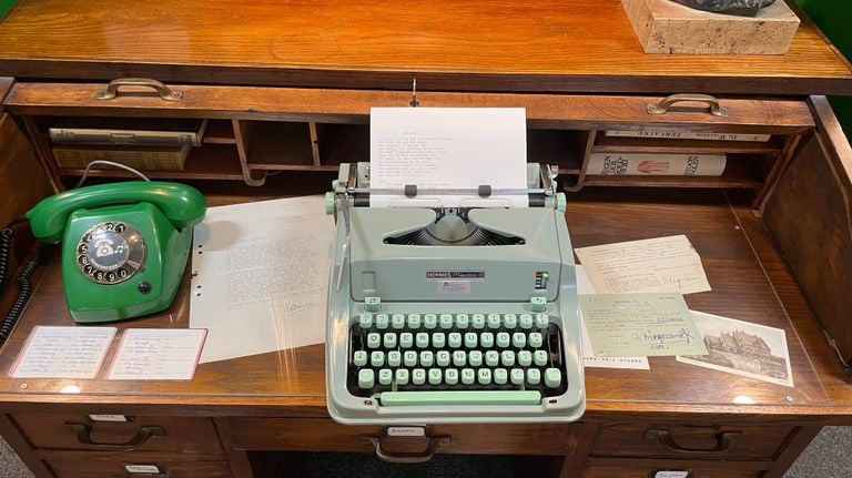 De typemachine waarop Friso Wiegersma het lied Het Dorp schreef (foto: Alice van der Plas).