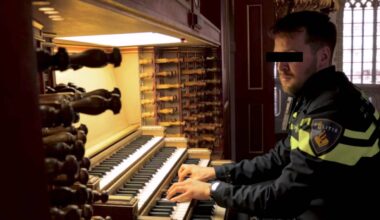 Ook in uniform bespeelde André N. geregeld een orgel (foto: Omroep Brabant).