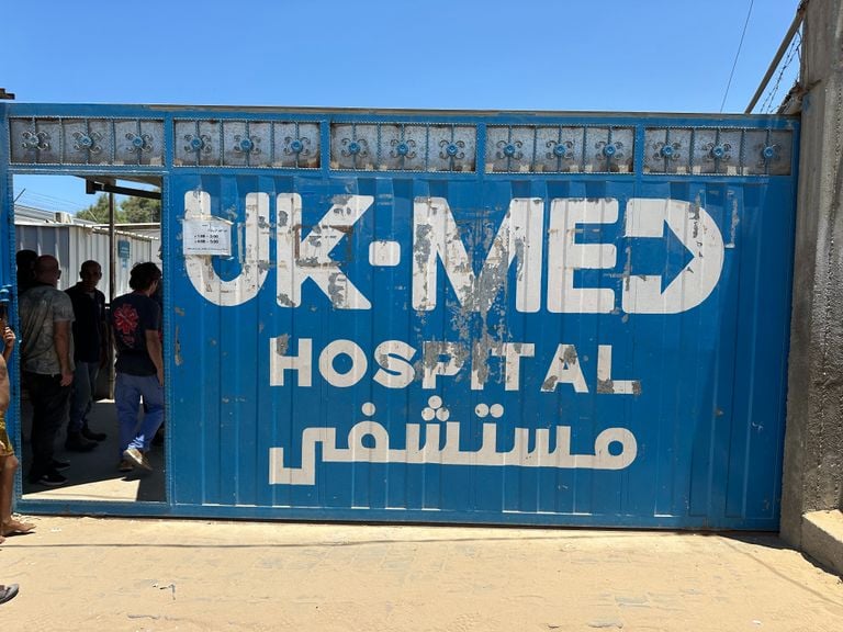 De ingang van het opgezette noodhospitaal waar Ron werkt (privéfoto).