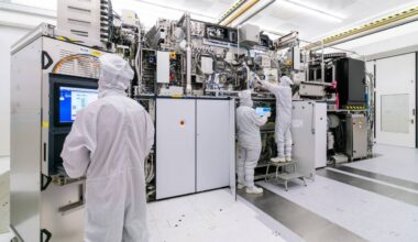 Medewerkers van ASML bouwen een chipmachine in een cleanroom in Veldhoven (foto: ASML)