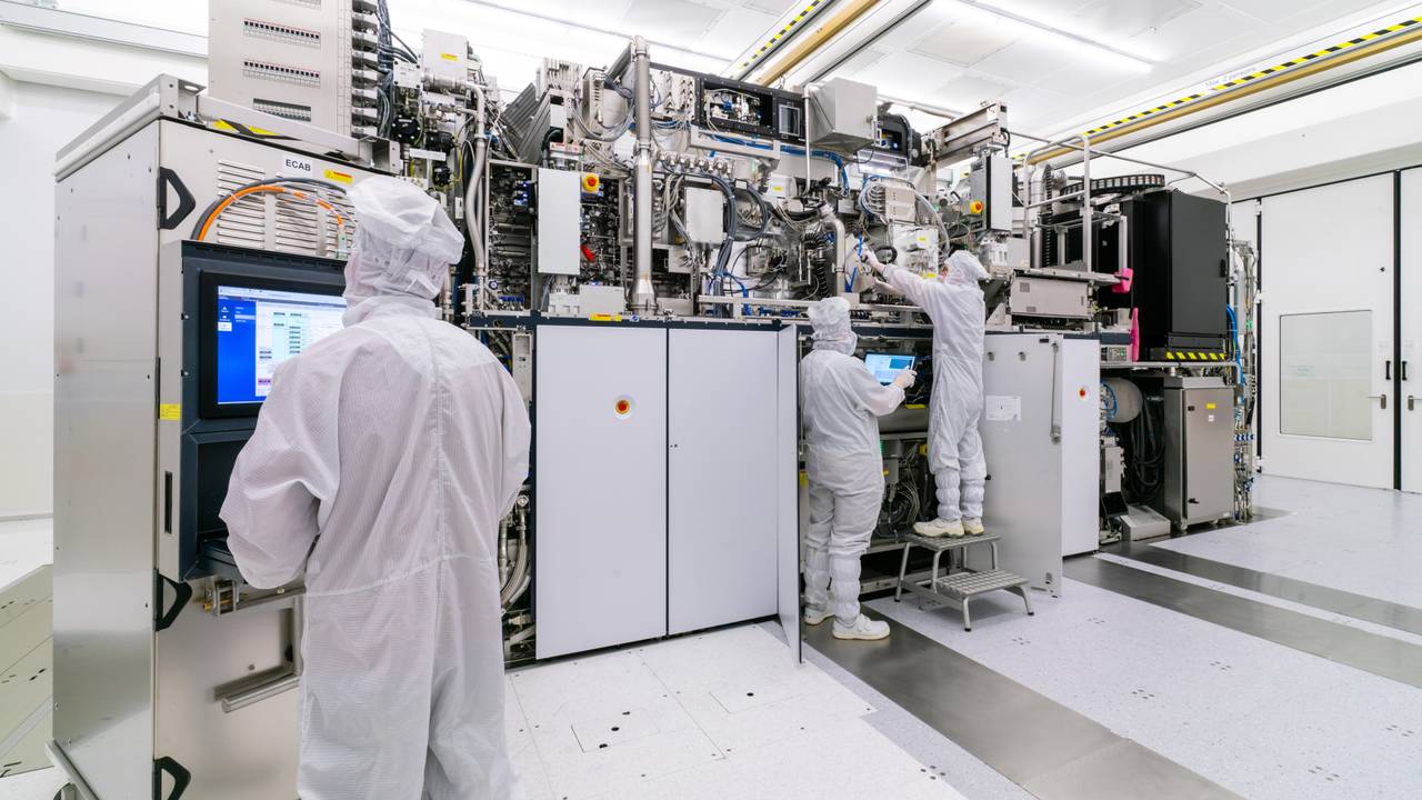 Medewerkers van ASML bouwen een chipmachine in een cleanroom in Veldhoven (foto: ASML)