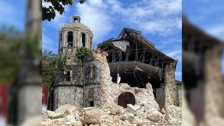 De kerk in het dorp is ingestort (foto: Arianna Razenberg).