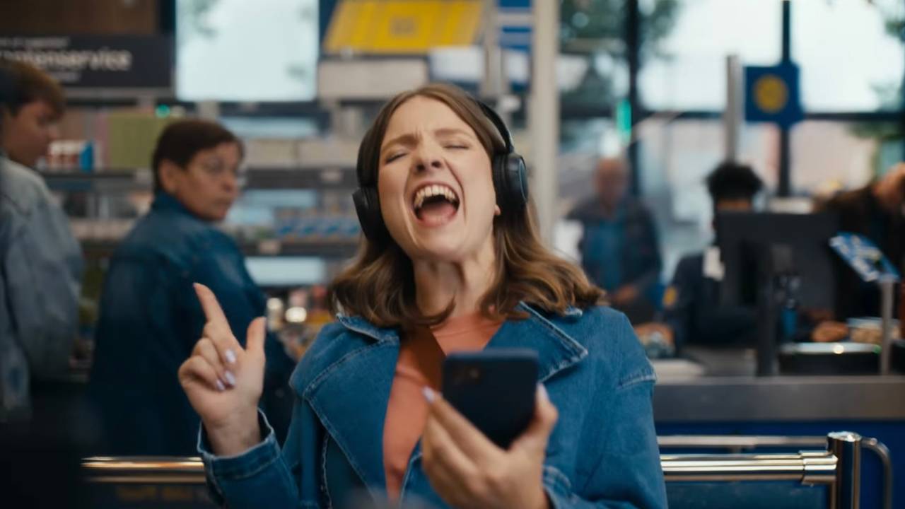 Marnel als zingende klant in commercial (bron: LIDL)