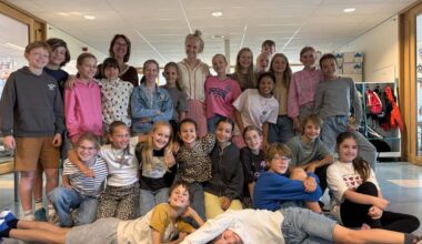 Juf Roos samen met haar klas en de directrice.