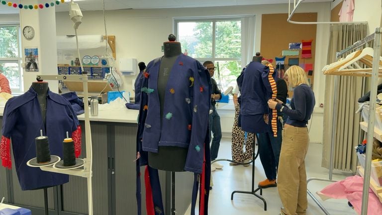 De studenten perfectioneren hun Oeteldonkse kielen (foto: Megan Hanegraaf)