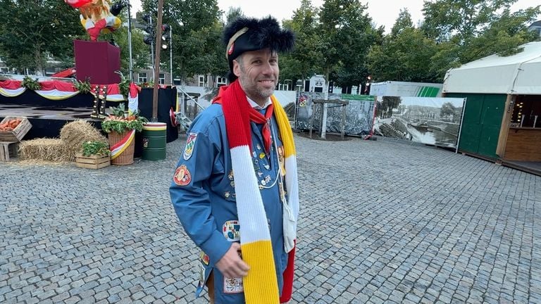 Joost van Keulen in zijn traditionele boerenkiel (foto: Megan Hanegraaf).