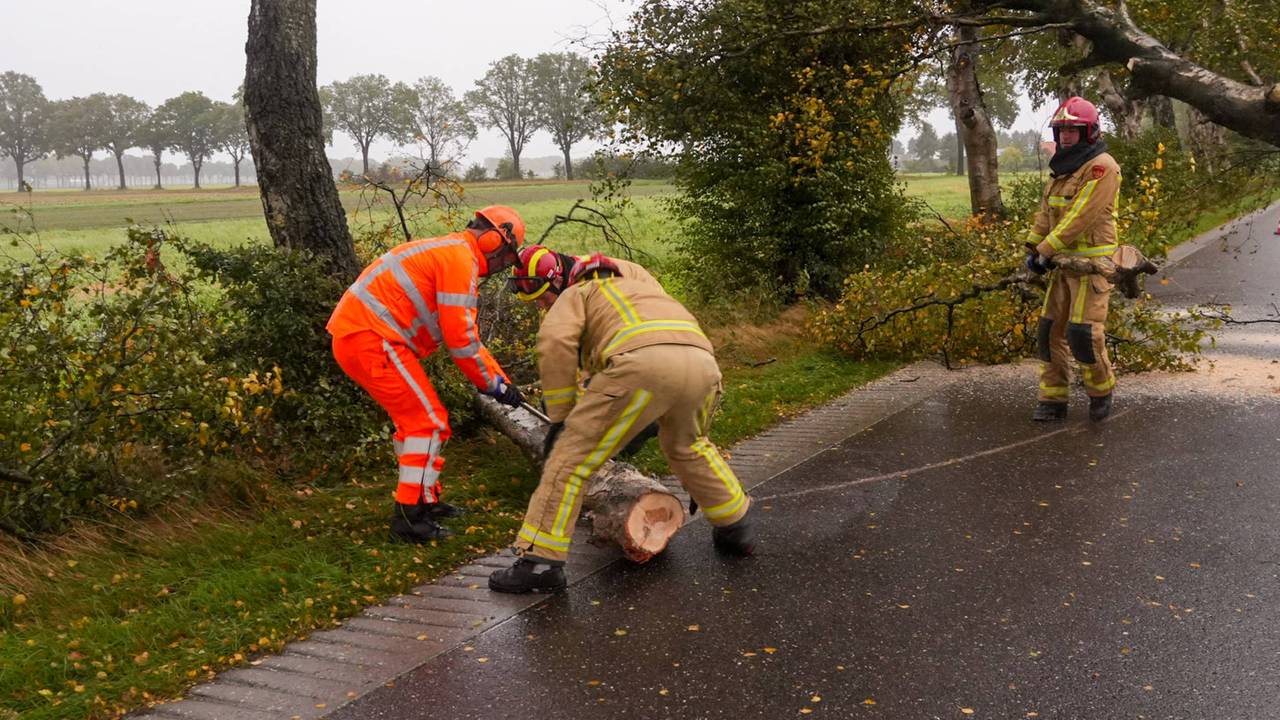 Opruimwerkzaamheden in Deurne (foto: Harrie Grijseels/Persbureau Heitink).