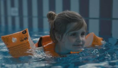 Maja werd blind geboren door een erfelijke oogaandoening (beeld: Maja groeit blind op).