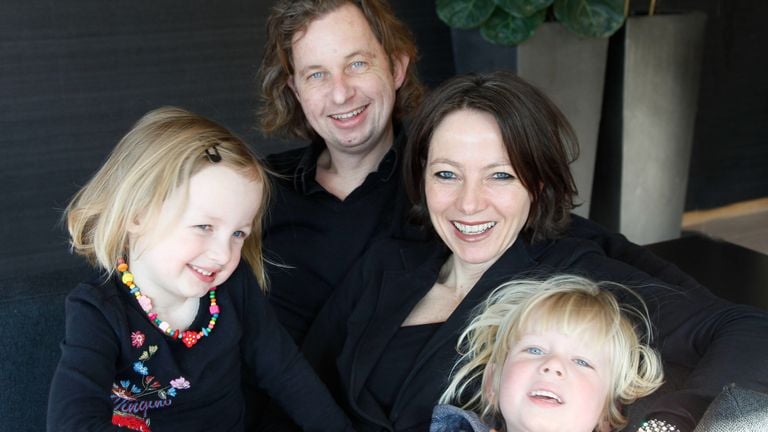 Robert en Monique en hun twee dochters (privéfoto).