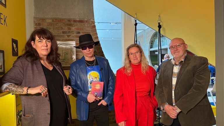 Paul van Loon werkte samen met Olaf Vugts (rechts), illustrator Lila Fay en Schoenenkwartier directeur Rinske Jurgens aan het boek (foto: Omroep Brabant).