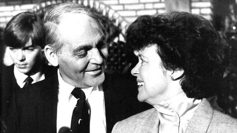 Gerrit van der Valk met zijn vrouw Toos op 19 december 1982 bij Motel Nuland (Foto: ANP)