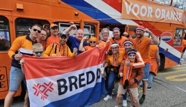 Patrick en Sjoerd met andere Bredanaars bij de Oranjebus (foto: Patrick Sneller).