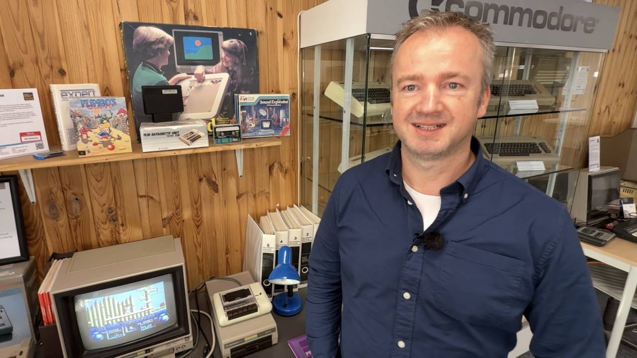 Laurens van der Donk in het HomeComputerMuseum in Helmond (foto: Omroep Brabant).