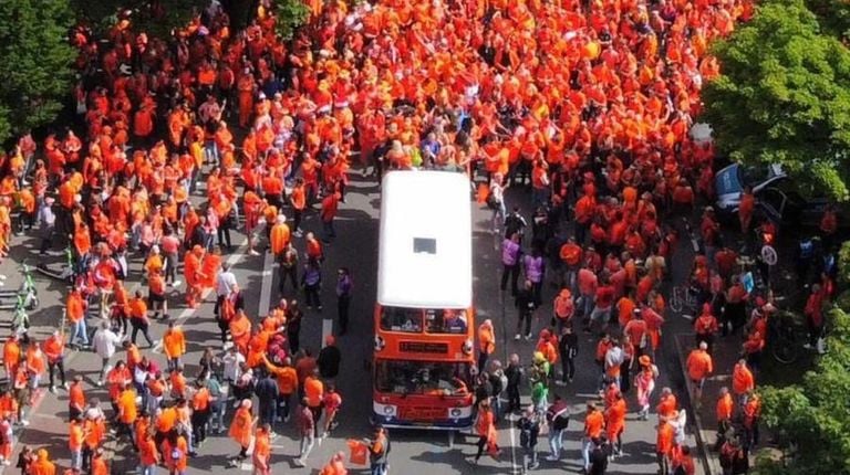 De beroemde Oranjedubbeldekker met een stoet aan supporters er achter (foto: Patrick Sneller).