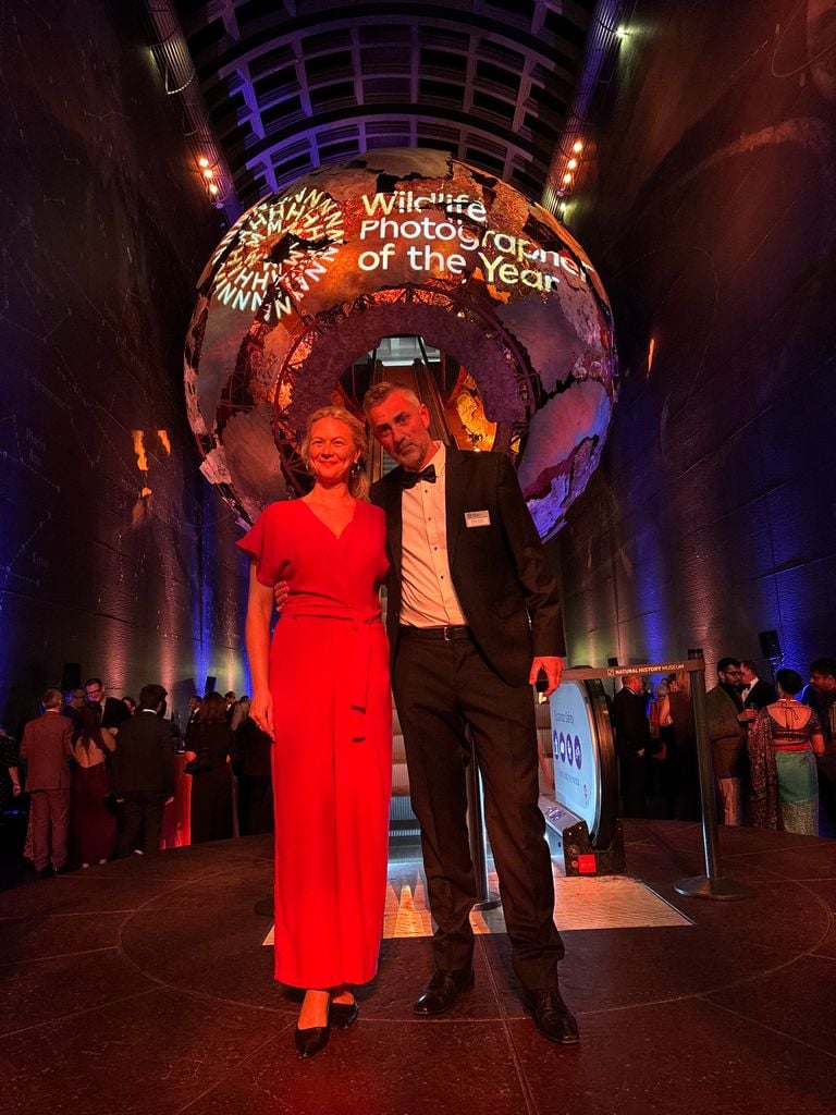 Stefan Gerrits met zijn partner tijdens het gala van Wildlife Photographer of the Year 2025 (foto: Stefan Gerrits). 