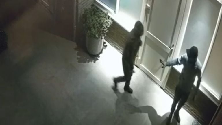 De inbrekers zijn haast onherkenbaar op de camerabeelden (foto: Jessica en Twan van Bommel).
