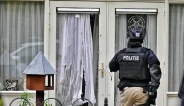 Politie voor het huis waar de man zich verschanste (foto: Toby de Kort/Persbureau Heitink).
