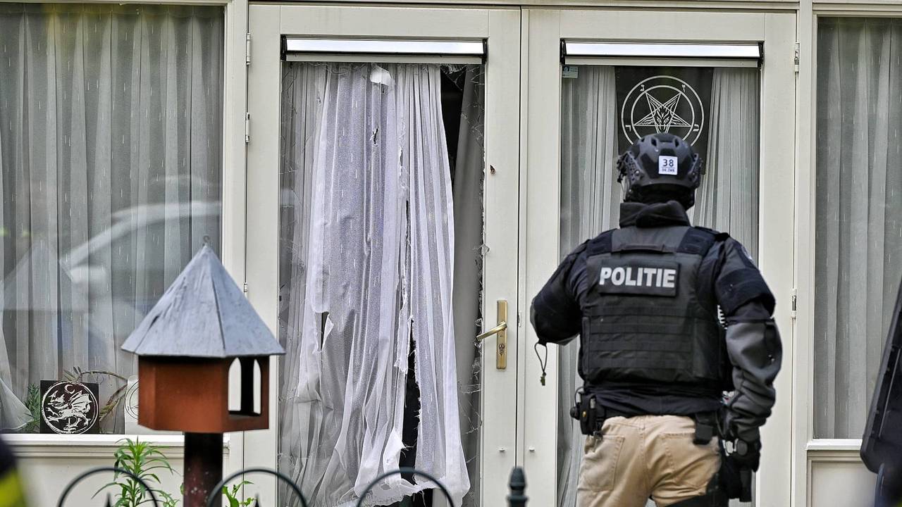 Politie voor het huis waar de man zich verschanste (foto: Toby de Kort/Persbureau Heitink).