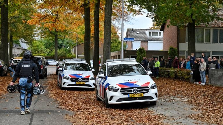 De buurt liep uit voor de politie-actie (foto: Toby de Kort/Persbureau Heitink).