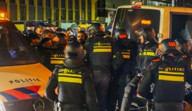 De politie houdt supporters van Napoli aan. (Foto: SQ Vision)