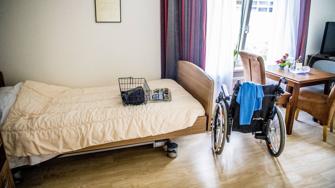 Een bed in een verzorgingshuis (foto: ANP).