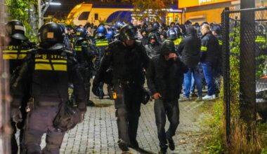 Een aangehouden Italiaanse supporter wordt afgevoerd. (Foto: Dave Hendriks/SQ Vision)