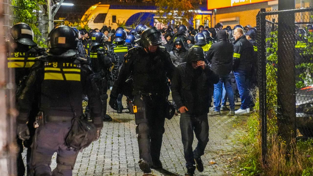 Een aangehouden Italiaanse supporter wordt afgevoerd. (Foto: Dave Hendriks/SQ Vision)