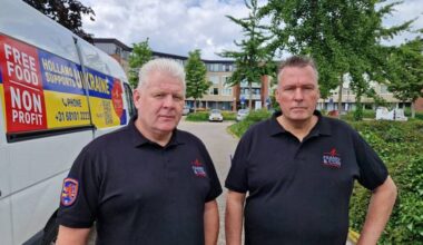 Franky en Coen naast hun bus (foto: Noël van Hooft)