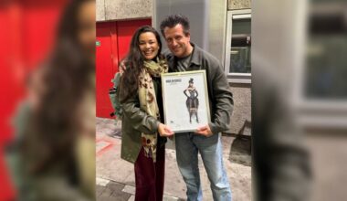 Rob Housen samen met de hoofdrolspeelster van Moulin Rouge (foto: privécollectie Rob Housen).