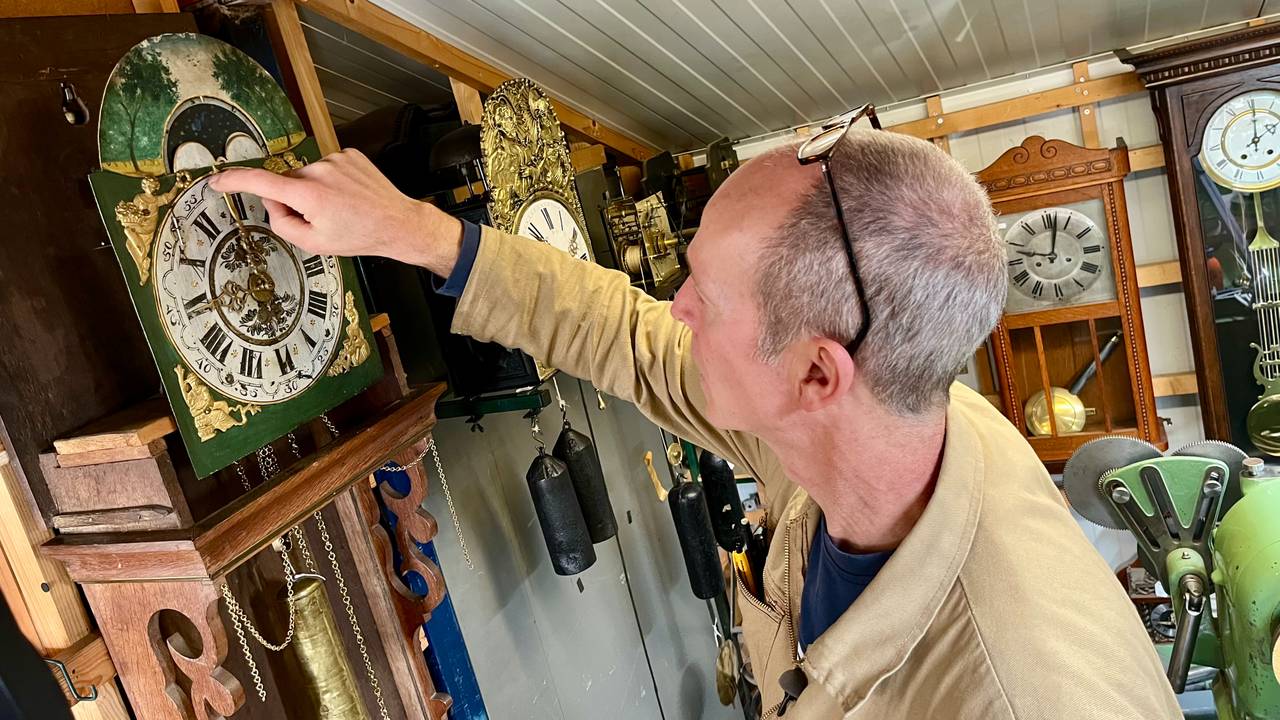 Joost Jongerius moet klok voor klok de tijd veranderen (foto: Eva de Schipper).