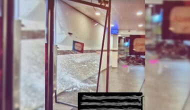 De glazen deur is volledig vernield. (Foto: wijkagenten_breda_zuid_west / Instagram.)