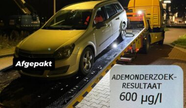 De auto van de man wordt afgepakt na zijn tweede keer blazen. (Foto: Verkeerspolitie_oostbrabant.)