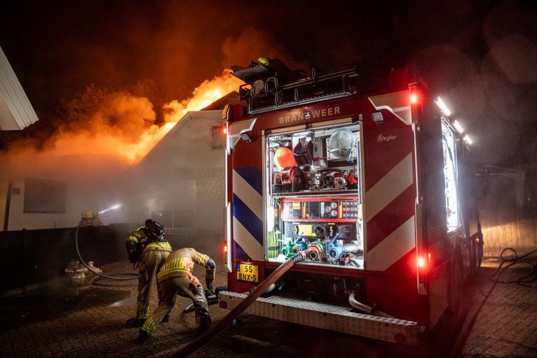 Rond kwart voor drie 's nachts had de brandweer het vuur onder controle (foto: Christian Traets/Persbureau Heitink).