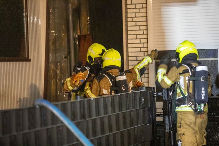De brandweer schaalde flink op vanwege de brand in Wouw (foto: Christian Traets/Persbureau Heitink).