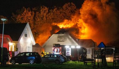 De vlammen sloegen uit het huis en de loods in Wouw (foto: Christian Traets/Persbureau Heitink).