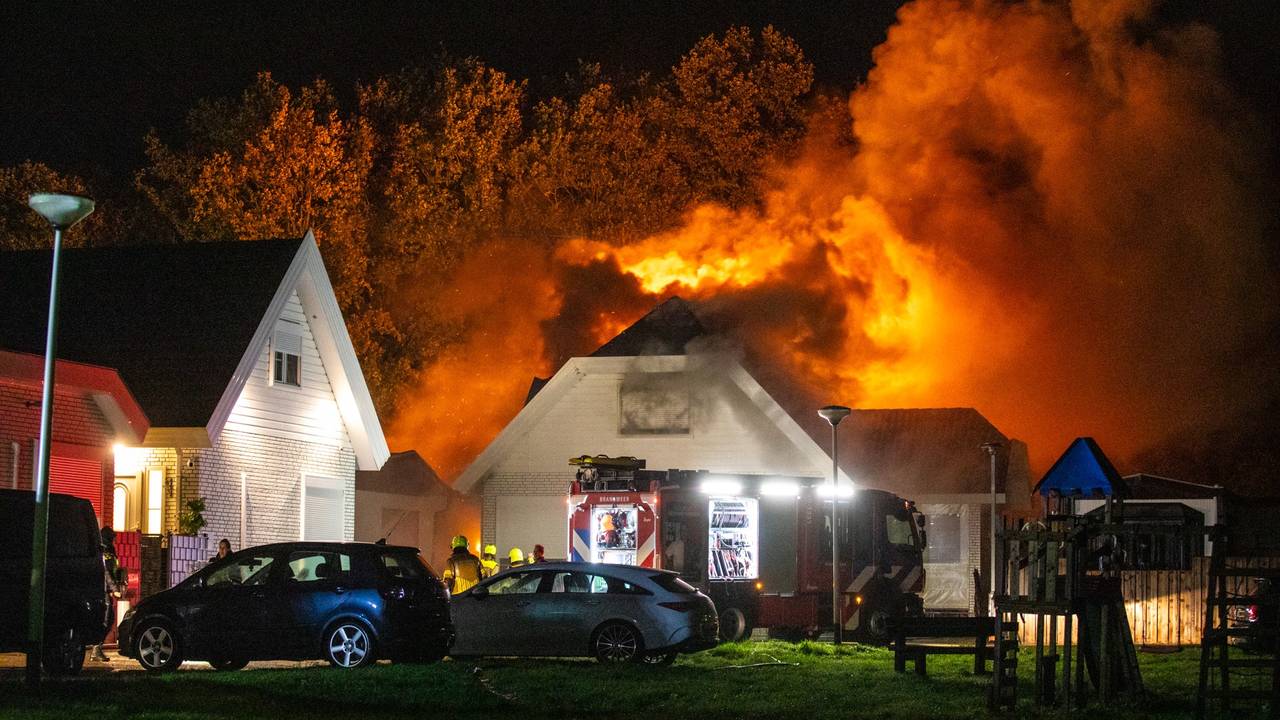 De vlammen sloegen uit het huis en de loods in Wouw (foto: Christian Traets/Persbureau Heitink).
