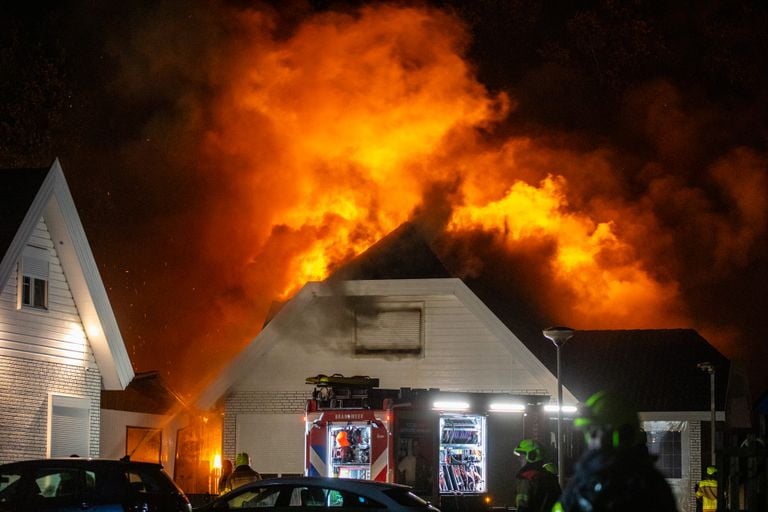 Hoe de brand in Wouw kon ontstaan, wordt onderzocht (foto: Christiaan Traets/Persbureau Heitink).