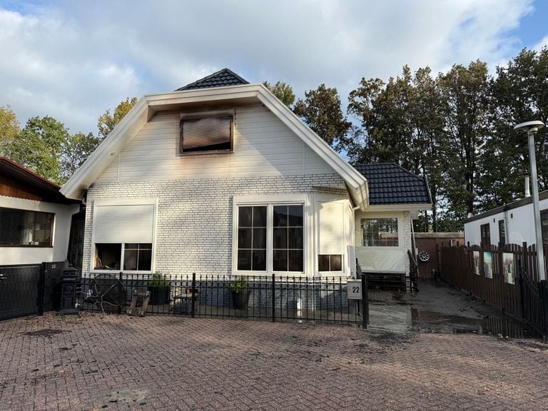 Bij daglicht is er wat meer te zien van de schade aan het huis in Wouw (foto: Raymond Merkx). 