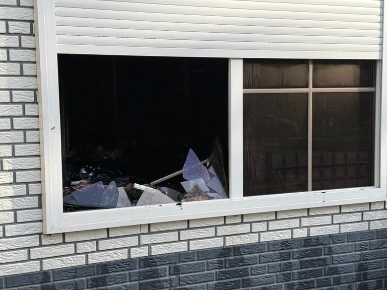 Een blik in het uitgebrande huis in Wouw (foto: Raymond Merkx).