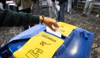 In Breda brachten leerlingen maandag al hun stem uit voor de Scholierenverkiezing (foto: ANP).