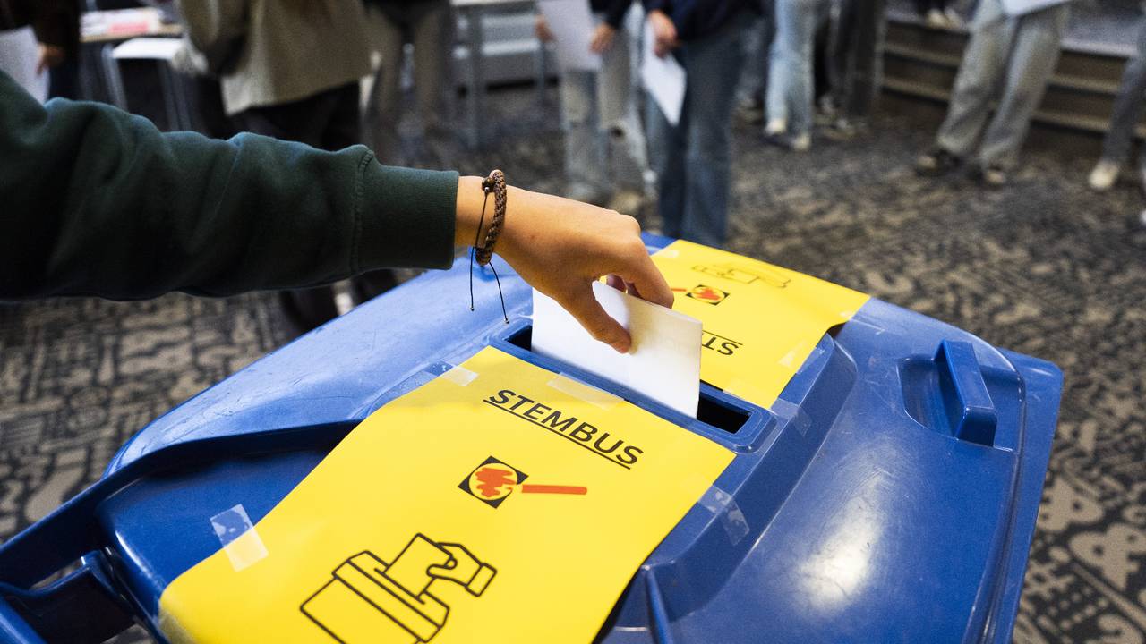 In Breda brachten leerlingen maandag al hun stem uit voor de Scholierenverkiezing (foto: ANP).